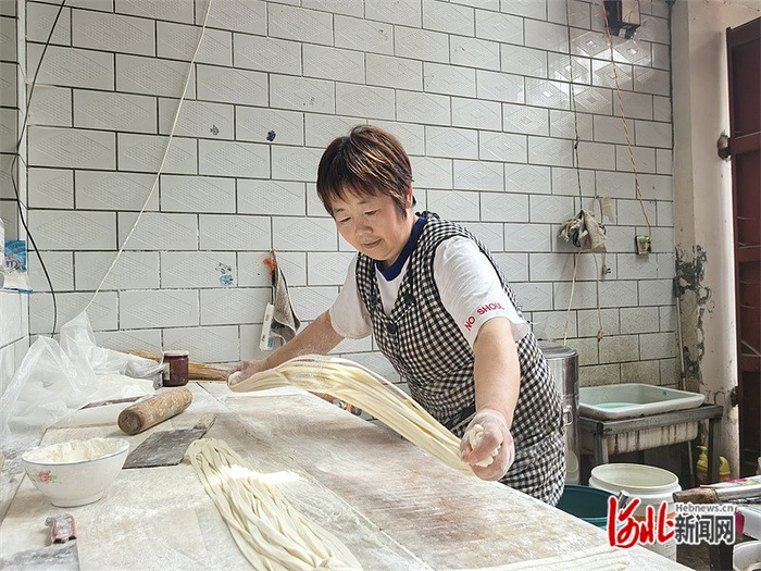 5月23日，王苏霞正在制作拽面。 河北日报记者 周聪聪摄