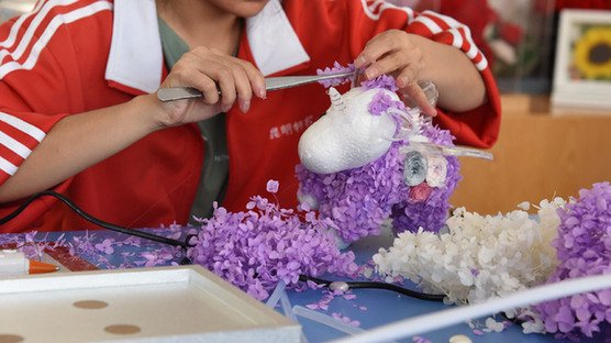 图为昆明市盲哑学校的学生正在制作永生花工艺品。（记者　熊轩昂　摄）