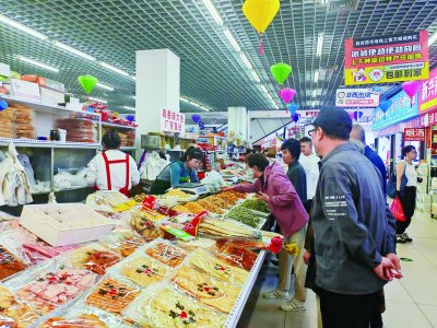     在延吉西市场，游客们正在选购当地特产。