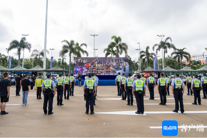 海南交警系统路面执勤执法实战大比武现场。记者 曹志 摄
