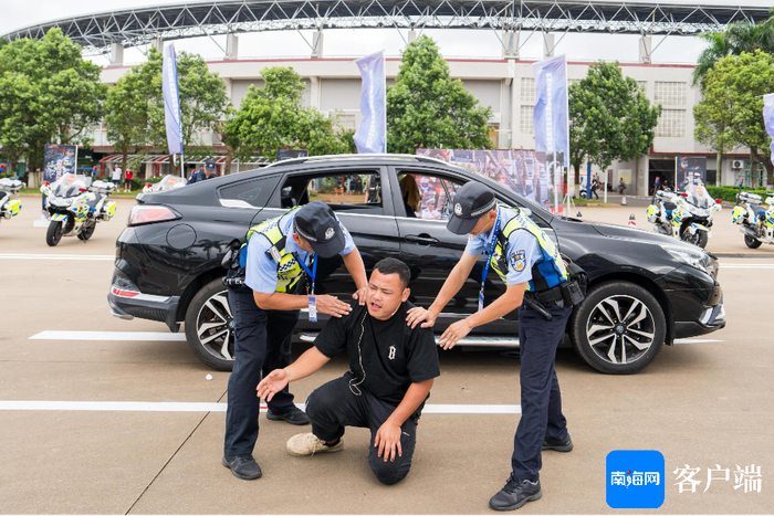 海南交警系统路面执勤执法实战大比武现场。记者 曹志 摄