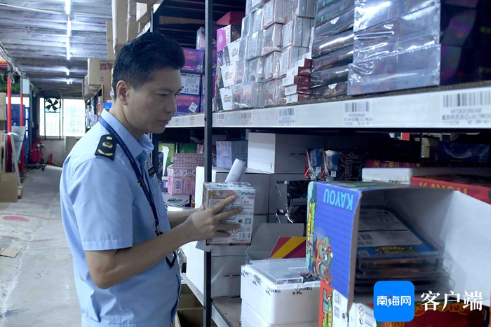 　　图说：海口市场监管局高新分局执法人员对玩具批发企业进行检查。记者 蒙健 摄