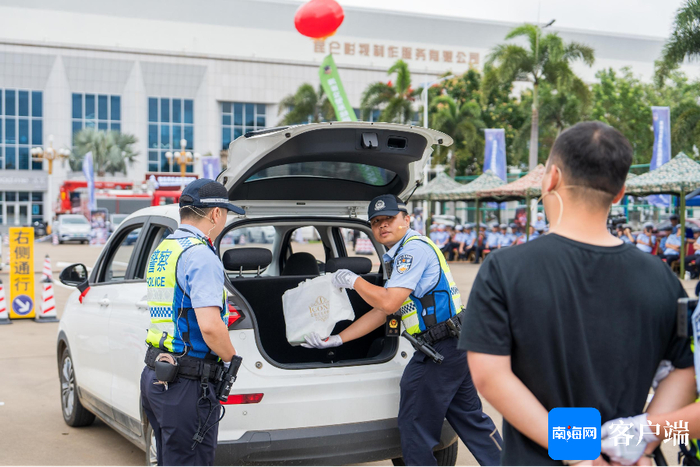 海南交警系统路面执勤执法实战大比武现场。记者 曹志 摄