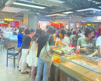     ▲ 消费者在深圳水贝市场内挑选黄金饰品。           韩嫣然/摄