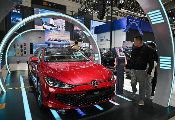 观众在2024第十六届西安五一车展上汽大众展台参观凌渡L汽车。　新华社记者　张博文　摄