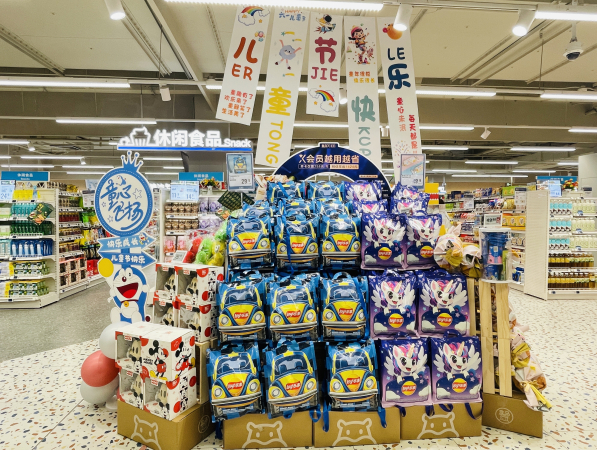 图1：盒马门店里的儿童节礼盒专区