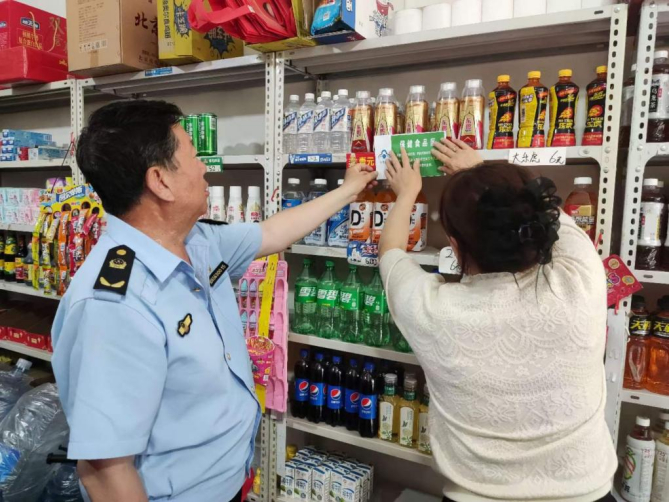 执法人员深入辖区内各超市,药店,商店等重点场所,深入宣传食药安全