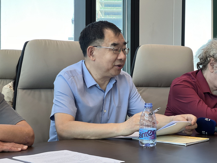 胡森接受记者采访