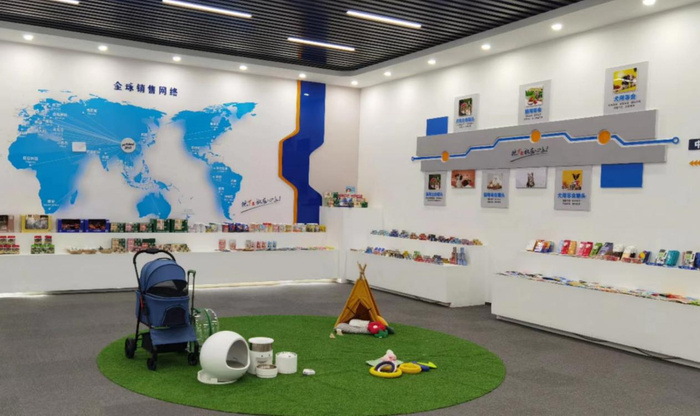 中誉的产品展示区，以盒马宠物食品为主。桑雪骐/摄