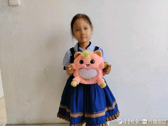 （聆聆和她最喜欢的毛绒玩具）