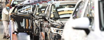 工人在进行汽车下线前的检查工作。 由受访者供图