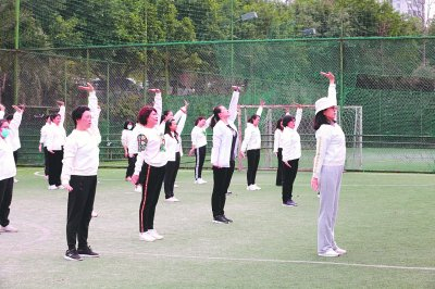 重庆医药职工在做八段锦工间操。