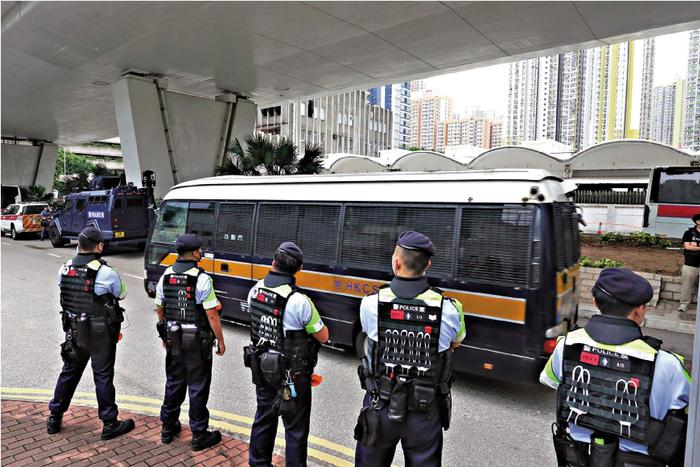 5月30日，14名被告被判罪名树立，由囚车押解往羁押 （香港大公报）
