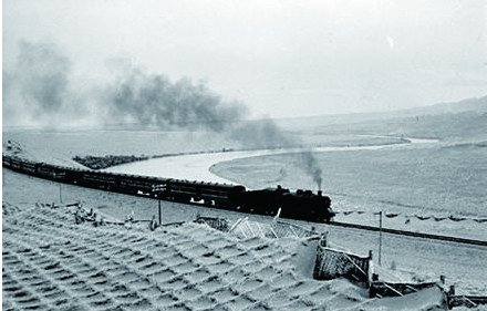 列车通过沙坡头草方格沙障路段。西北研究院供图