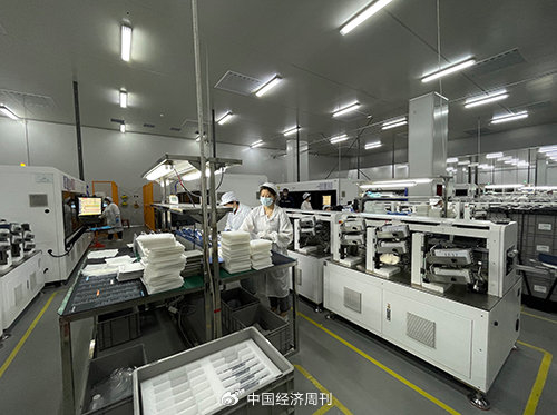 单晶硅片生产车间里，工人们正在对分切好的硅片分类。    《中国经济周刊》记者  张燕I摄