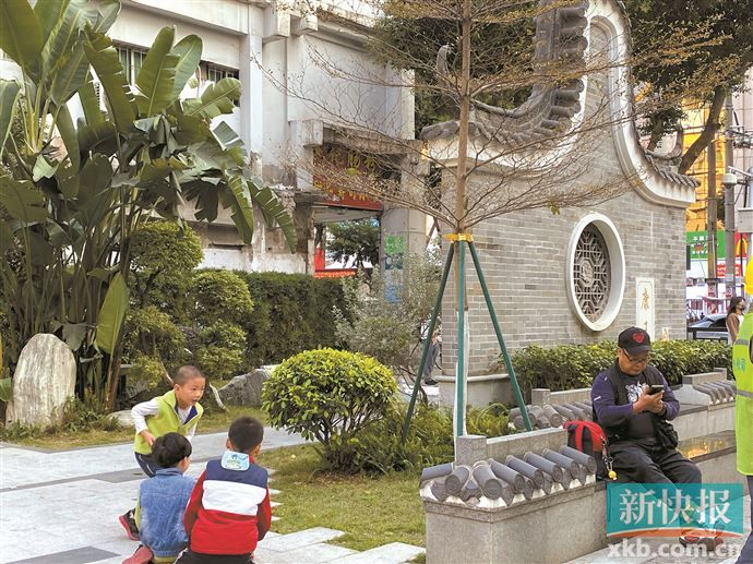 小孩放学后，在康王口袋公园里玩耍。