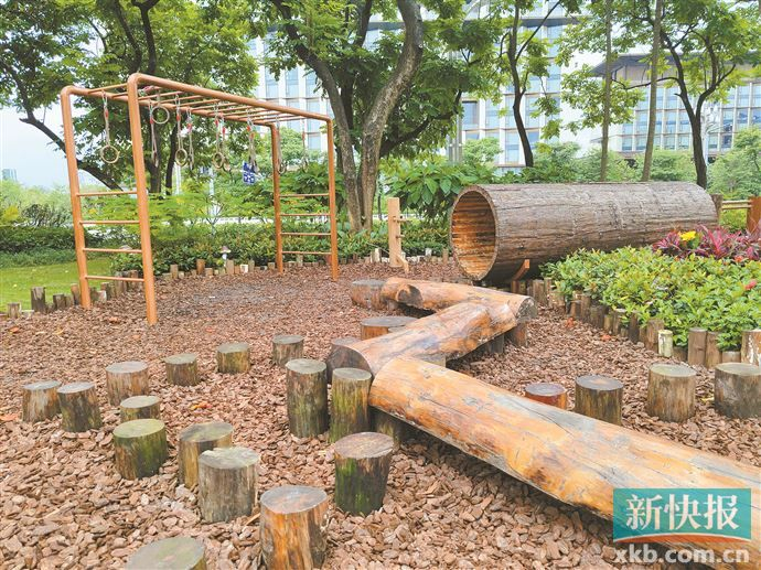 ■云憩里公园里，木桩、树洞、平衡木、吊环等游乐设施设计都突出原木元素。