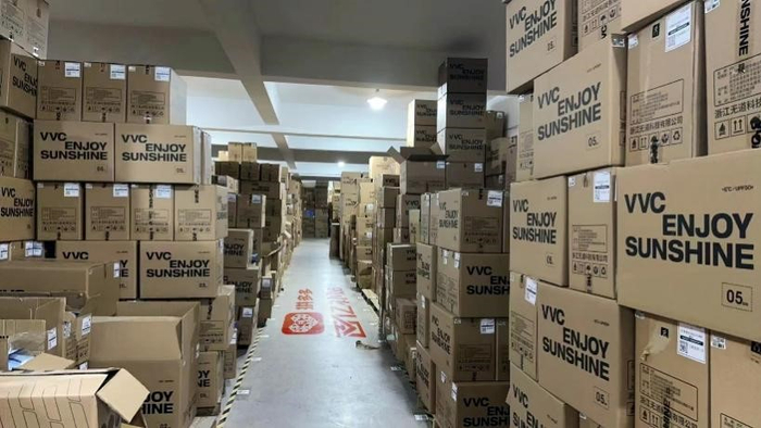 ▲大促首周，VVC等品牌的防晒产品在百亿补贴持续走俏。（王宇 摄）