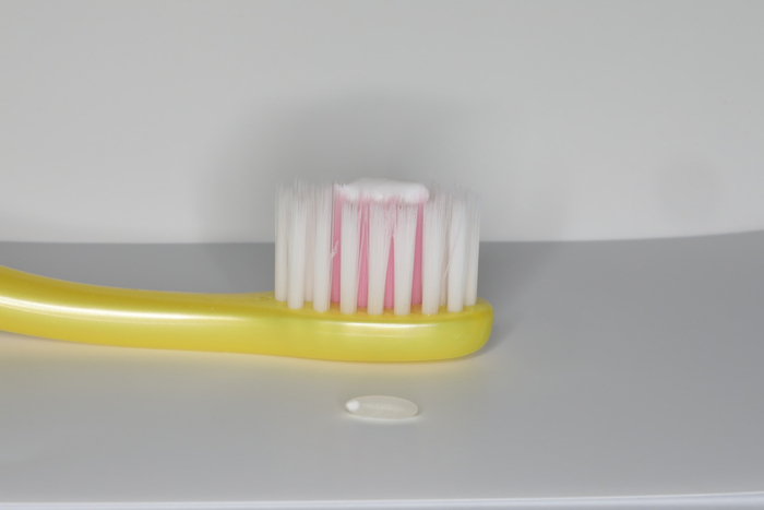 3岁以下儿童，每次刷牙使用米粒大小的牙膏