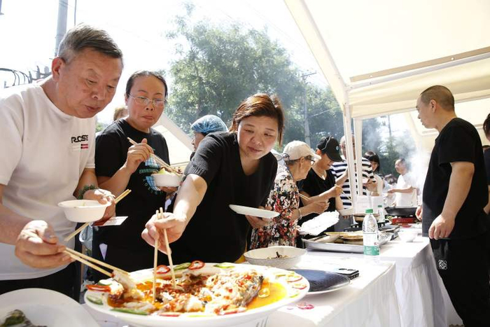 市民品尝平谷特色美食。平谷区委宣传部供图