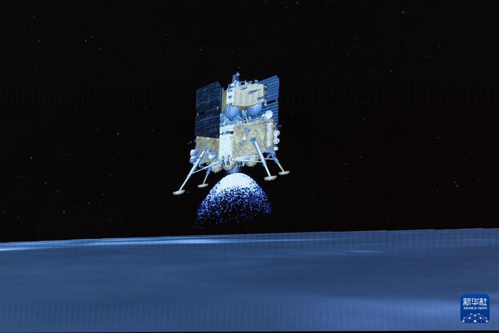   这是6月2日在北京航天飞行控制中心屏幕上拍摄的嫦娥六号着陆器和上升器组合体着陆月背的模拟动画画面。新华社记者 金立旺 摄