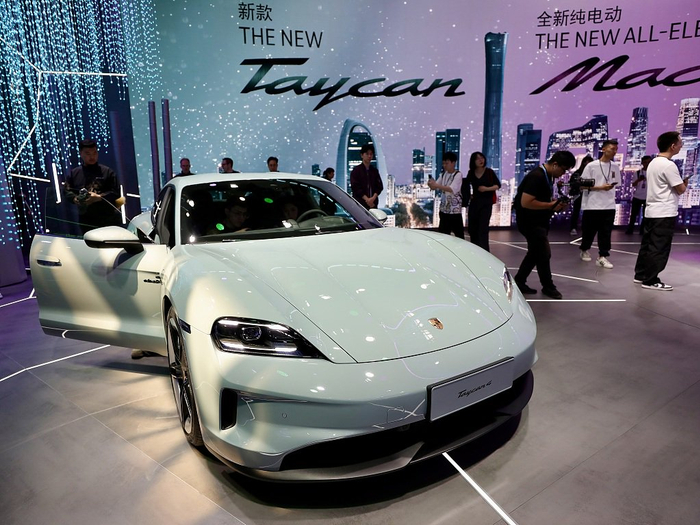 2024年4月25日，北京国际车展，保时捷跑车展台。