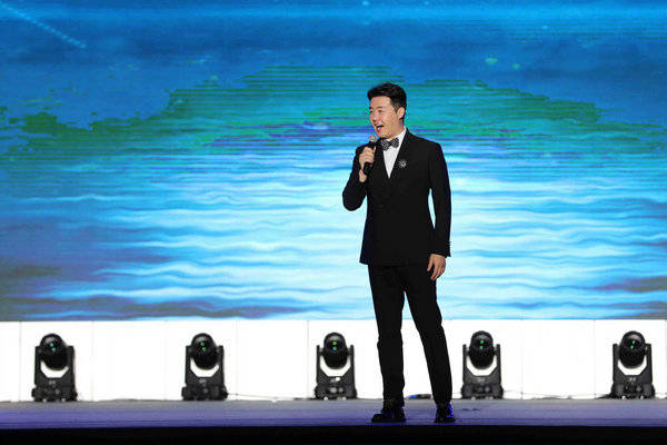 张英席演唱歌曲《今夜无人入睡》