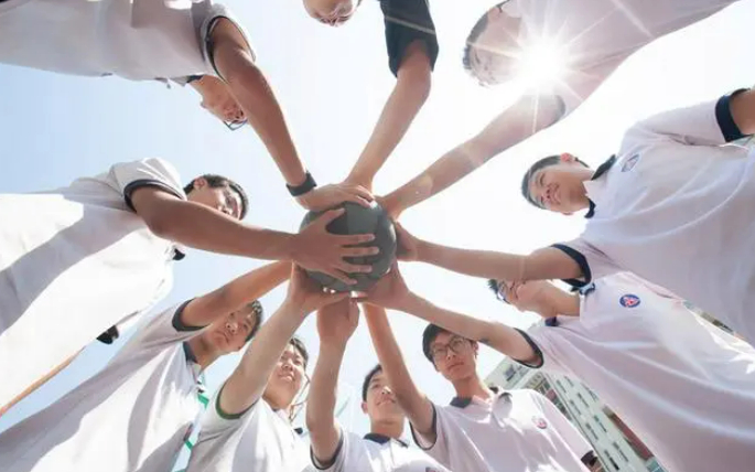 ▲资料图：某中学初三学子一起拍毕业照留念。图/新华社