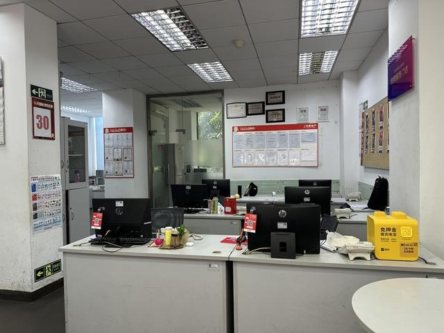 森林板块某中介门店几乎空无一人 戚颖璞 摄