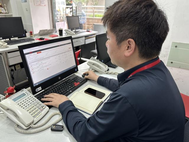 个别经纪人留守门店 戚颖璞 摄