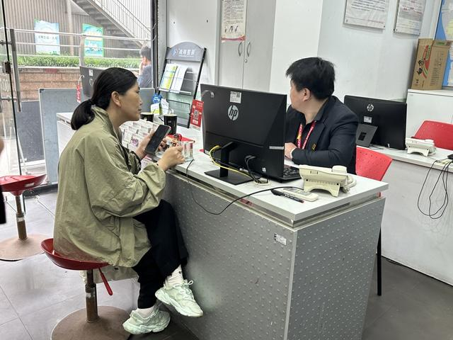 卖家咨询市场行情 戚颖璞 摄