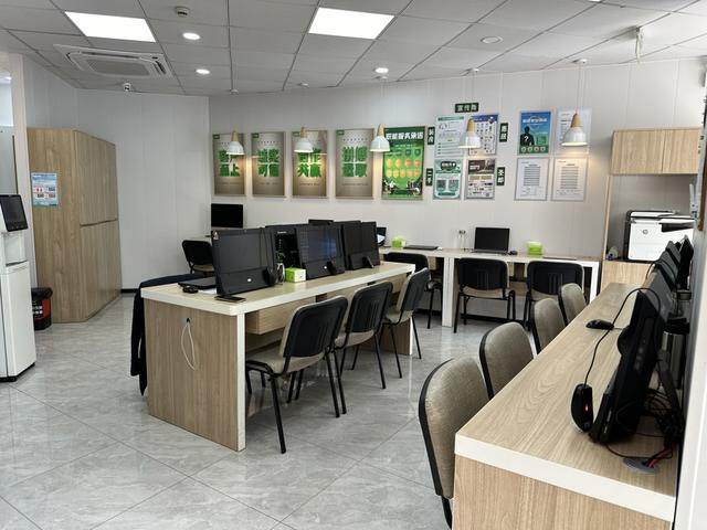 徐家汇板块某中介门店同样空无一人 戚颖璞 摄