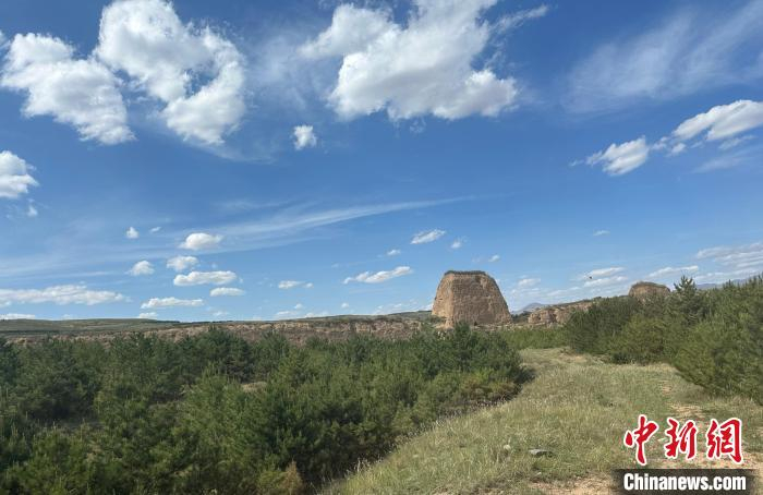 长城一号旅游公路沿线的烽火台。刘小红摄