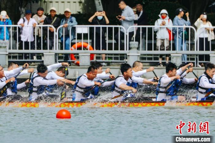 西南湖上，龙舟竞渡。　嘉兴市委宣传部供图
