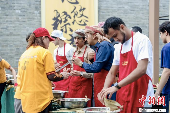 外国友人体验裹粽子 嘉兴市委宣传部供图
