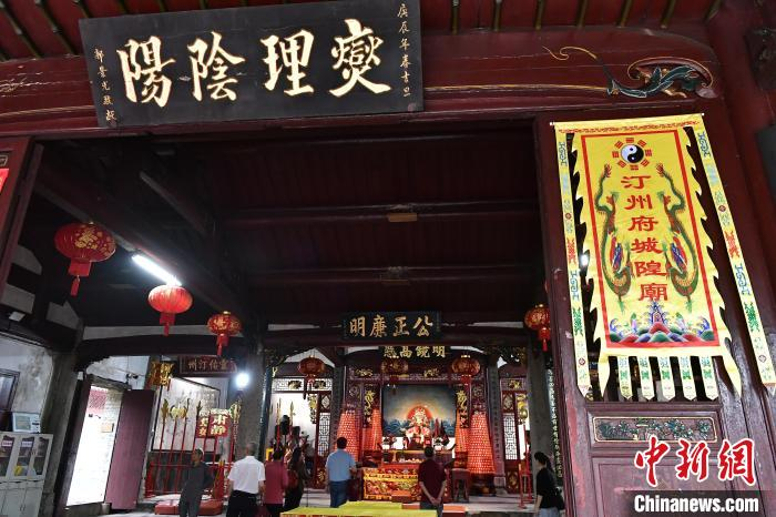 5月20日，参观者走进汀州府城隍庙，探寻两岸神缘交流的渊源。　中新社记者 张斌 摄