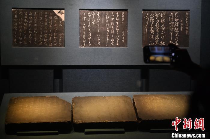 3月29日，甘肃省博物馆所藏国宝级文物《肃府本<淳化阁帖>》吸引游客参观。李亚龙 摄