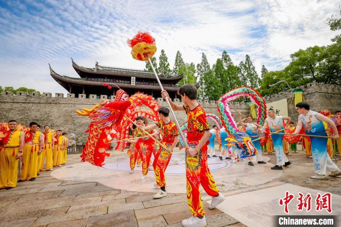 嘉兴子城，舞龙表演。　嘉兴市委宣传部供图