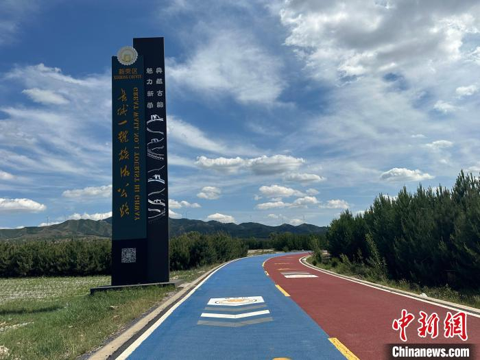 在广袤晋北，长城一号旅游公路沿长城布设并连接周边众多古堡、古村落，沿线串联辐射多个景区、景点。刘小红摄