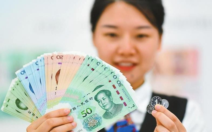 ▲资料图：中国工商银行北京复兴门支行员工在展示2019年版第五套人民币。图/新华社