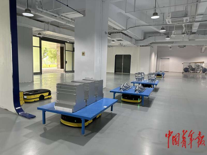 6月1日，在浩万公司5G智能积木工厂，AGV小车抓取、运输零部件。中青报·中青网记者 石佳/摄