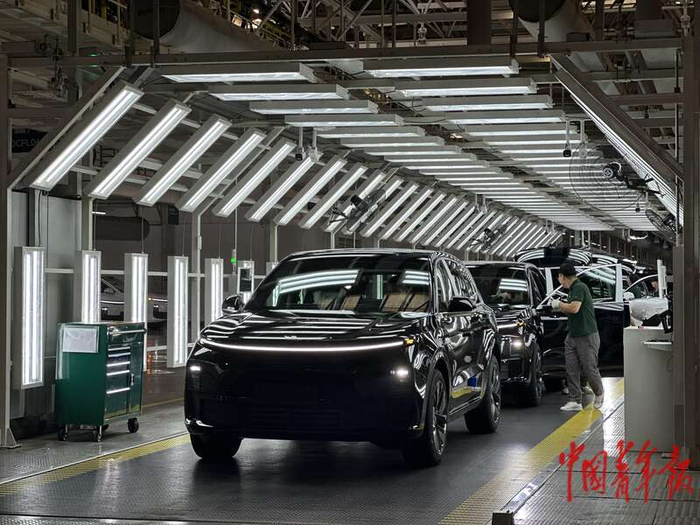 5月31日，正在下线的理想新能源汽车L6。 中青报·中青网记者 石佳/摄