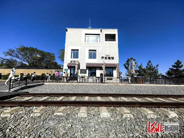 5月11日，秦皇岛港大码头历史文化街区中由铁路信号候工楼改造的邮局。 河北日报记者肖煜摄