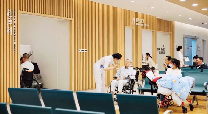 厦心医院“无陪护”模式下，陪检员全程陪患者做检查。图/视频截图 厦心医院提供