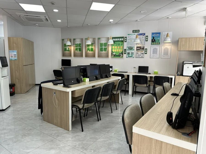 徐家汇板块某中介门店同样空无一人 戚颖璞 摄