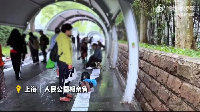上海人民公园相亲角。图片来源：网络视频截图