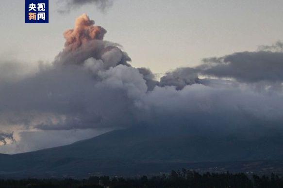 厄瓜多尔桑盖火山喷发 火山灰喷射高度逾2000米