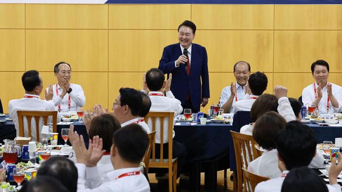 图为5月30日，尹锡悦参加“国民力量党第22届国会议员研讨会”并与执政党议员们共同饮酒 图源：韩媒