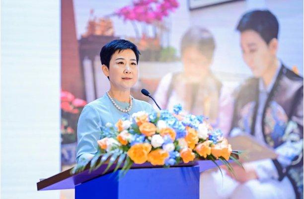 李小琳主席近期参访香港耀中,与幼教部儿童互动