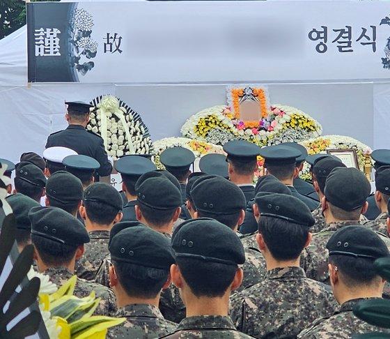 图为5月30日，韩国一家殡仪馆正在举行出事新兵的葬礼 图源：韩媒